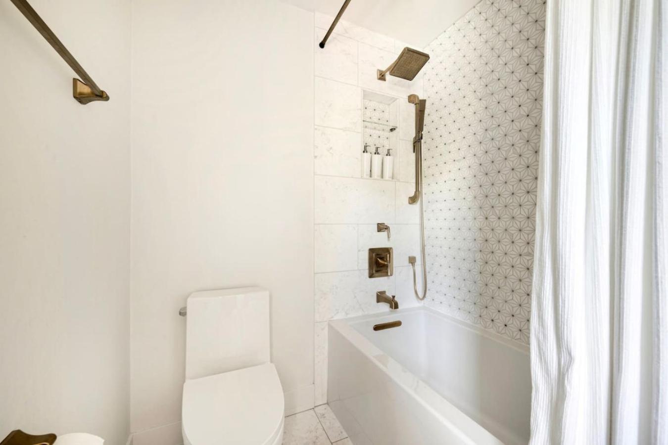 Spacious, Luxury Renovated Home With 4 Kings, Firepit Glen Ellyn Εξωτερικό φωτογραφία